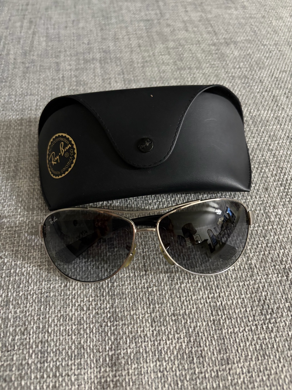 Ray-Ban Womens Aviator Sunglasses In Black And Silver